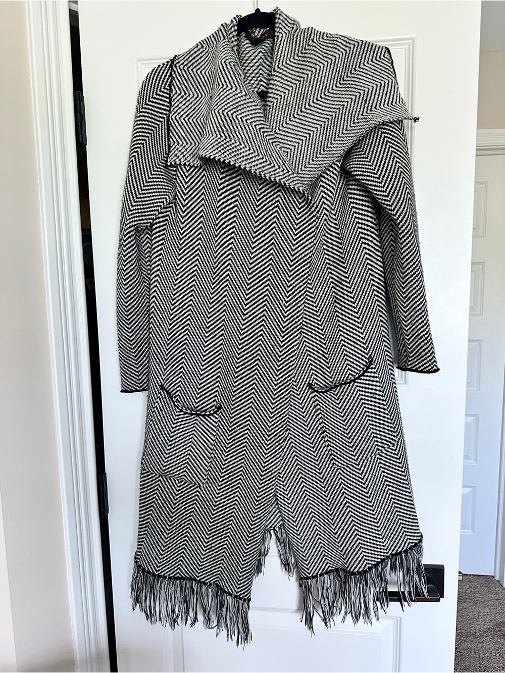 Women’s knee length sweater black and white with fringe